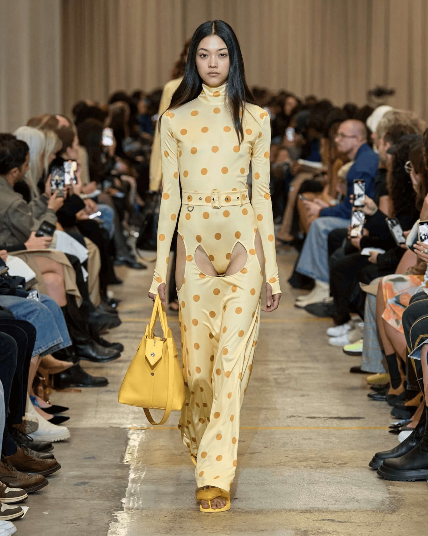 poka-dots-Burberry-summer-spring-2023.png